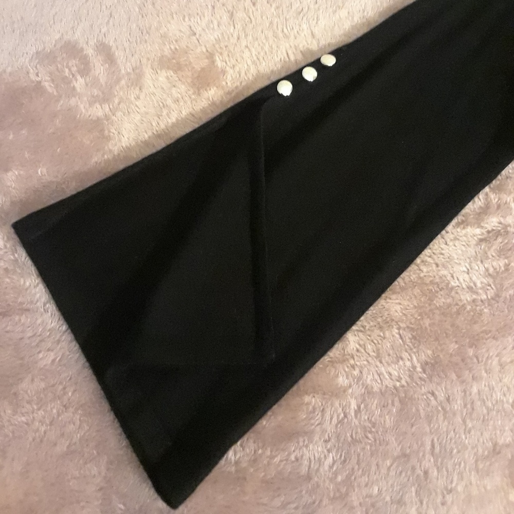 Black sweatshirt with flared out sleeves. - Picture 3 of 6